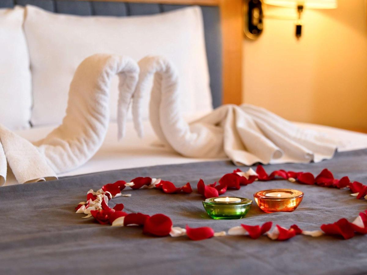 Hotel Mercure Alger Aéroport Dar el Beïda Exterior foto A heart made of rose petals