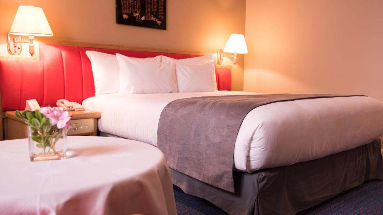 Hotel Mercure Alger Aéroport Dar el Beïda Exterior foto A bed with a bed runner
