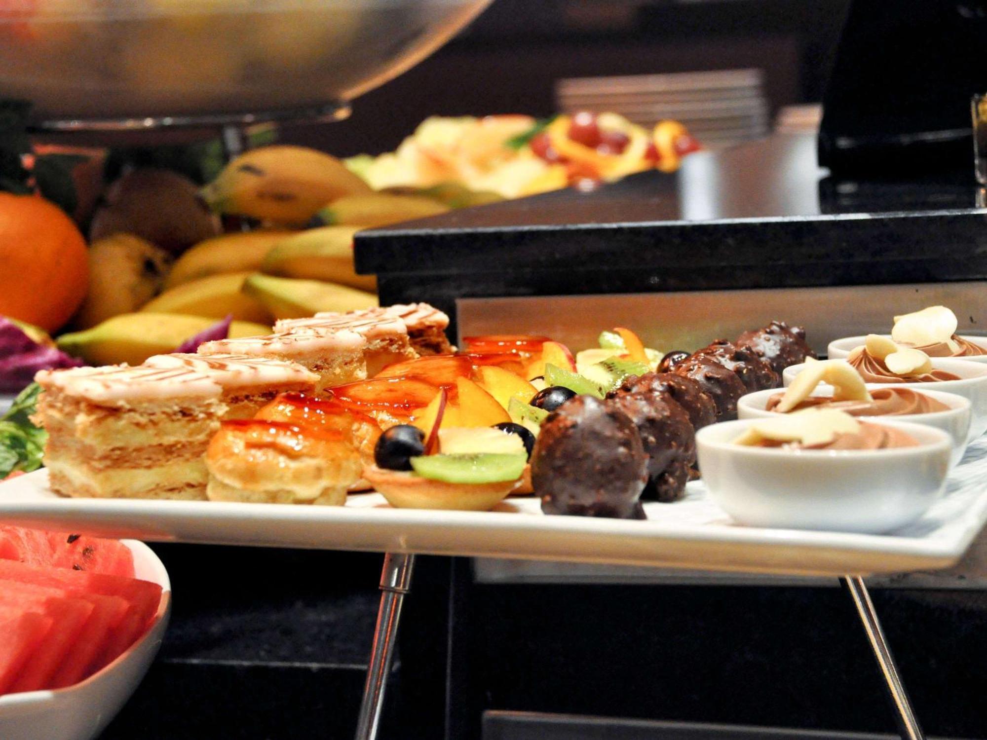 Hotel Mercure Alger Aéroport Dar el Beïda Exterior foto A selection of desserts