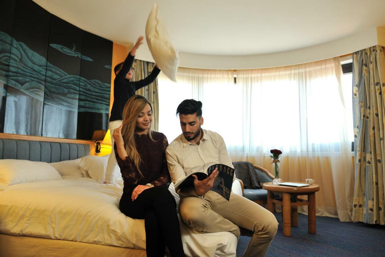 Hotel Mercure Alger Aéroport Dar el Beïda Exterior foto A couple in a hotel room