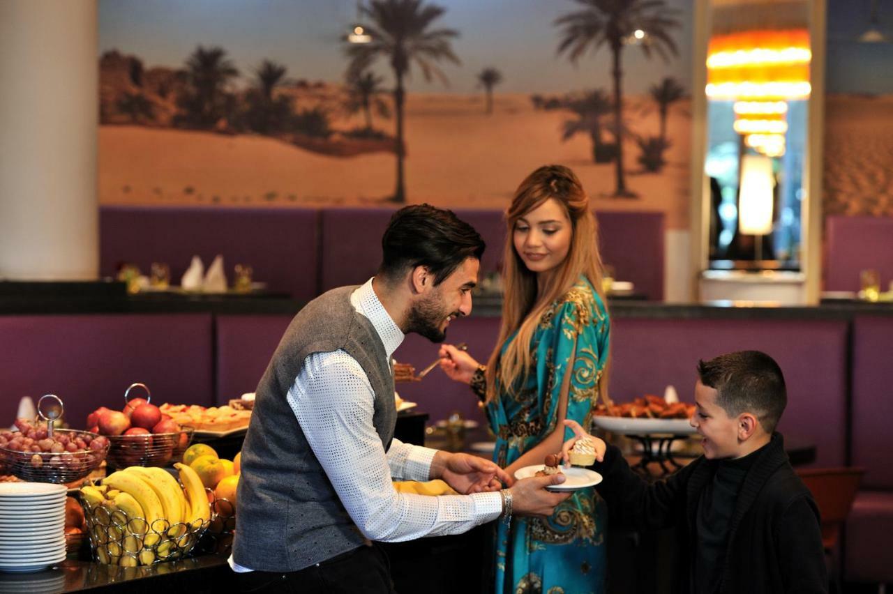 Hotel Mercure Alger Aéroport Dar el Beïda Exterior foto A couple at a buffet
