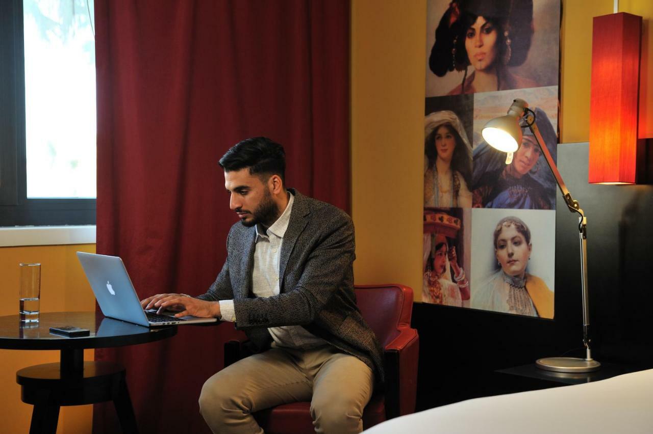 Hotel Mercure Alger Aéroport Dar el Beïda Exterior foto A student working on a laptop