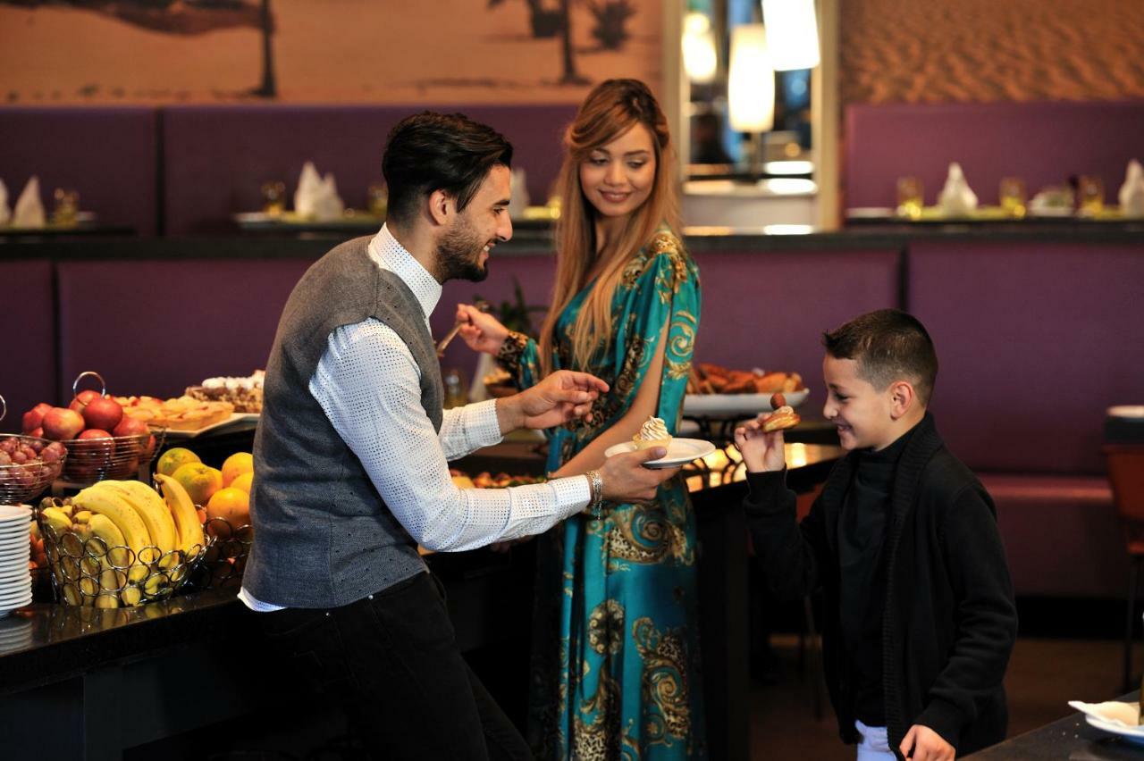Hotel Mercure Alger Aéroport Dar el Beïda Exterior foto A waiter serving a family