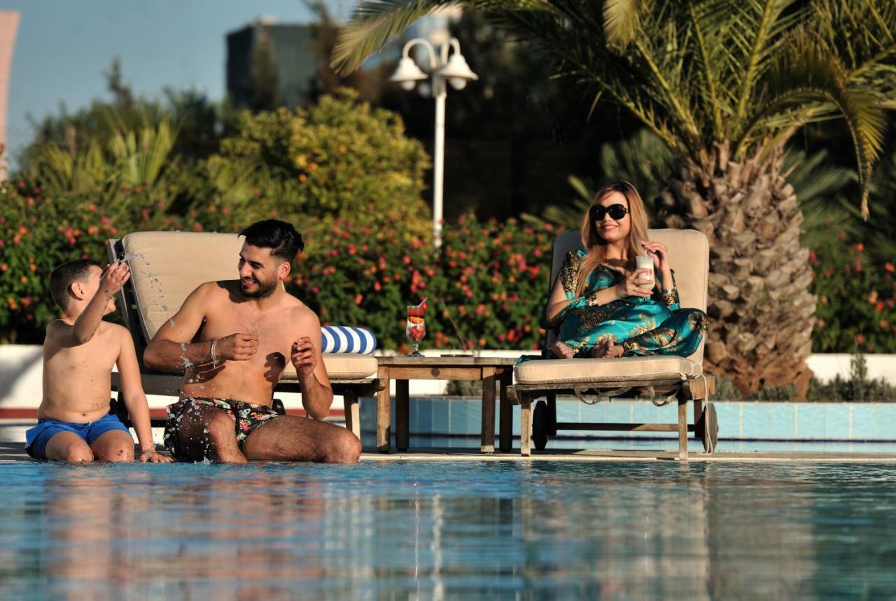 Hotel Mercure Alger Aéroport Dar el Beïda Exterior foto A family at a pool in Dubai