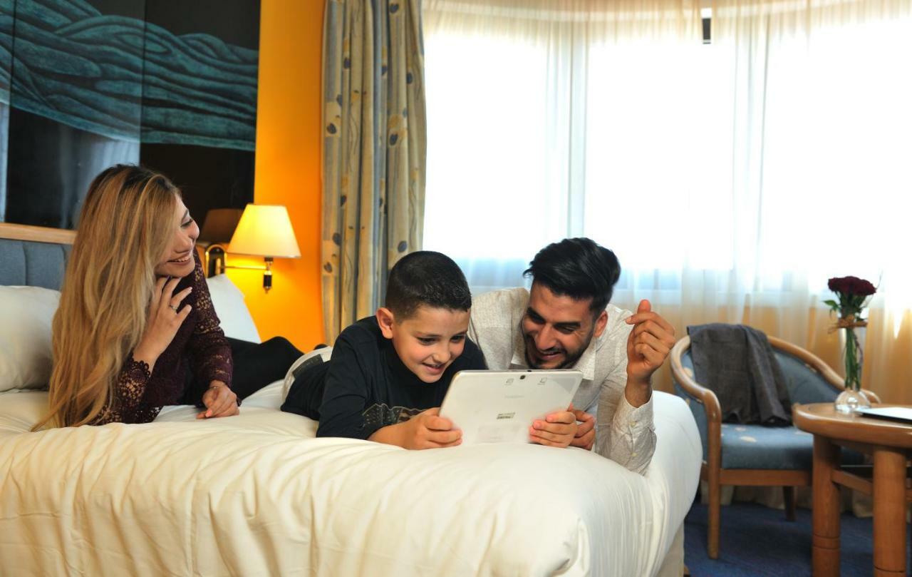 Hotel Mercure Alger Aéroport Dar el Beïda Exterior foto Family using a tablet
