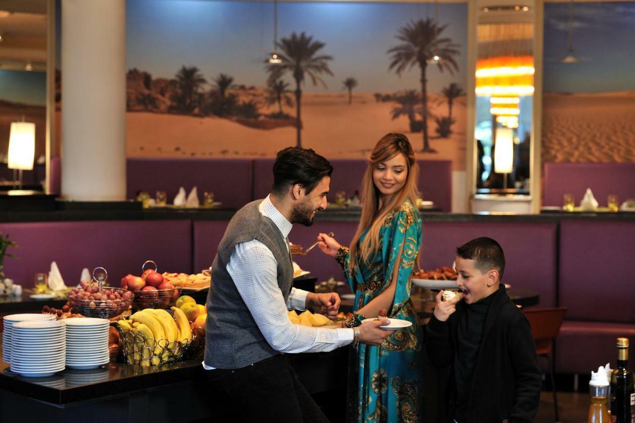 Hotel Mercure Alger Aéroport Dar el Beïda Exterior foto A family at a buffet