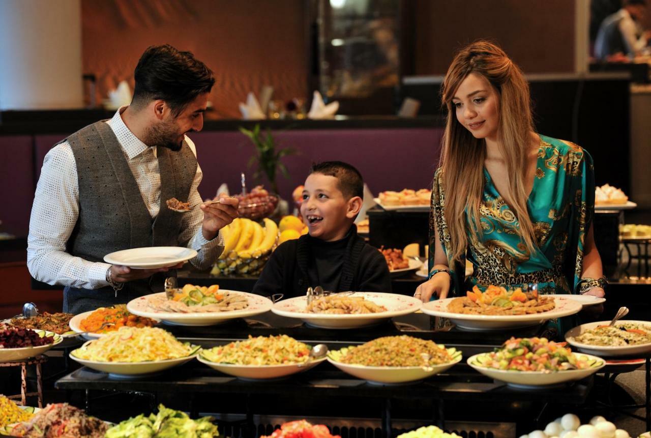 Hotel Mercure Alger Aéroport Dar el Beïda Exterior foto A family at a buffet