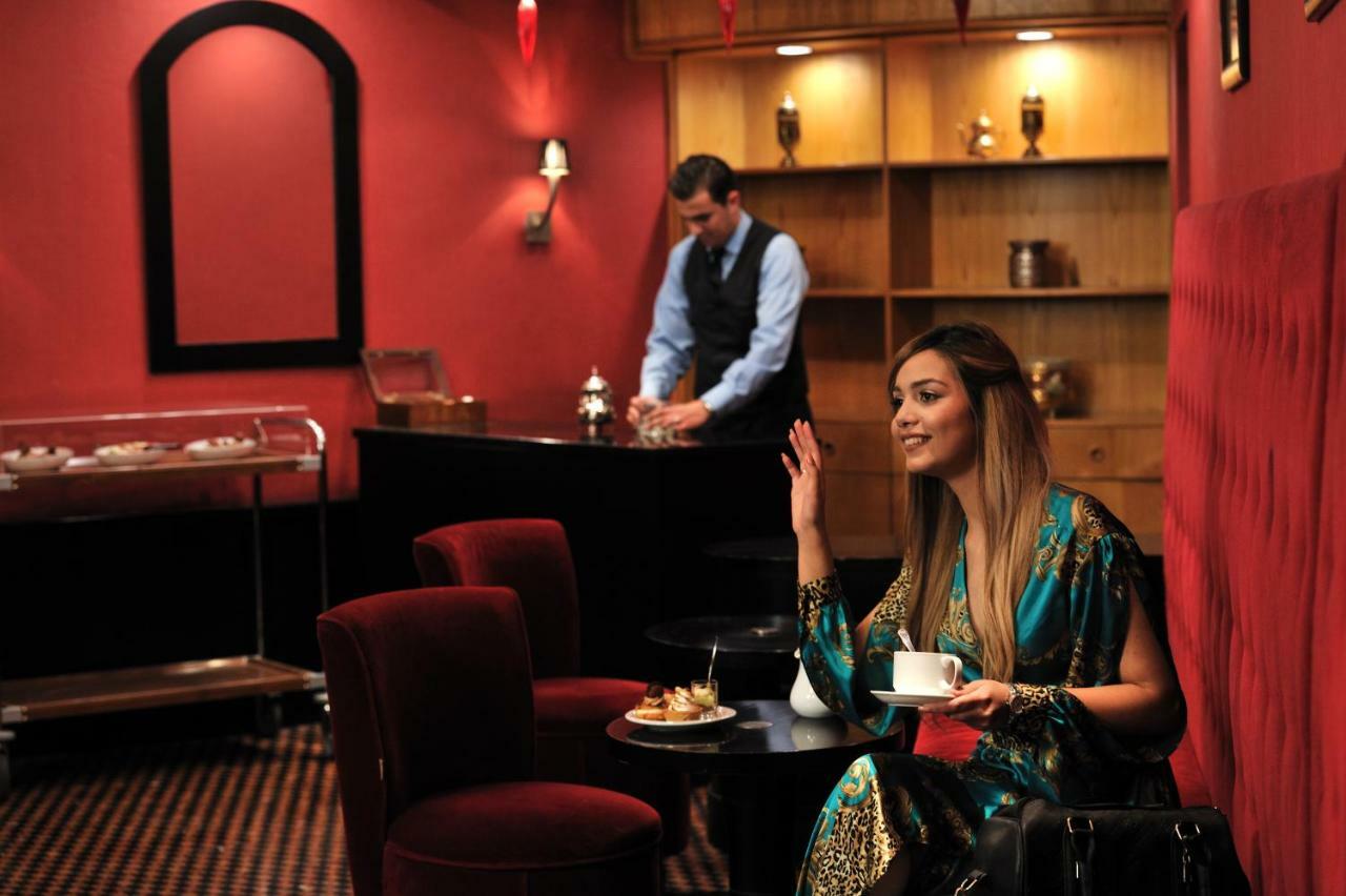 Hotel Mercure Alger Aéroport Dar el Beïda Exterior foto A woman being served at a restaurant