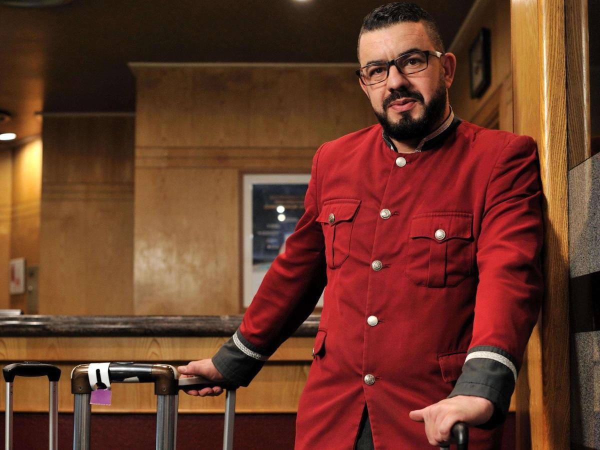 Hotel Mercure Alger Aéroport Dar el Beïda Exterior foto A bellboy at the Four Seasons Hotel in Beirut, Lebanon