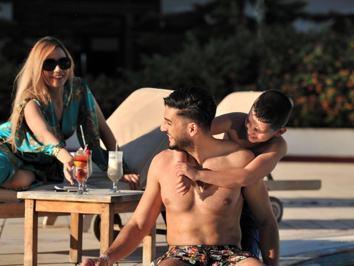 Hotel Mercure Alger Aéroport Dar el Beïda Exterior foto A gay couple